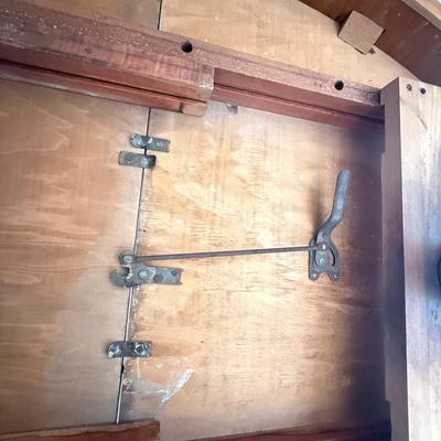 LOT 575D: Long Dining Table w/ 2 Leaves