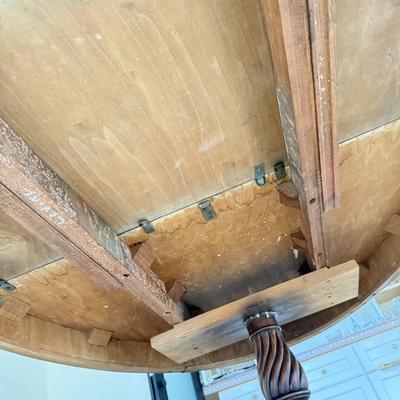 LOT 575D: Long Dining Table w/ 2 Leaves