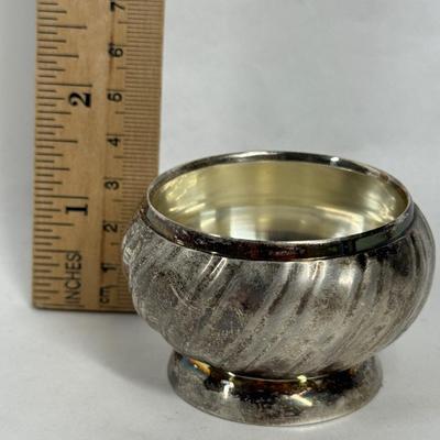 Sale Photo Thumbnail #18: Approx. 1-5/8" high. No lid or markings, some external tarnish but otherwise in very good condition.