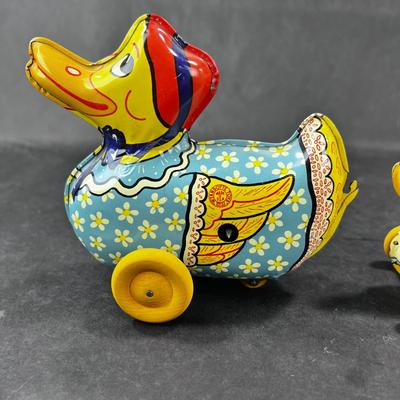 Vintage Tin Litho | Ducky Ducklings | Wyandotte Toys
