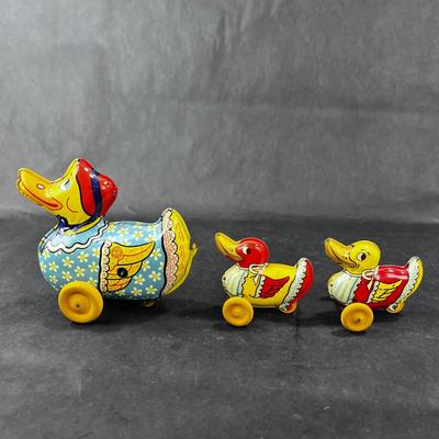 Vintage Tin Litho | Ducky Ducklings | Wyandotte Toys