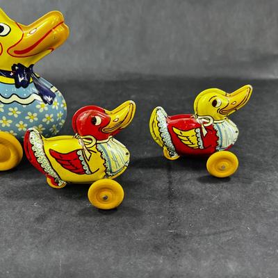 Vintage Tin Litho | Ducky Ducklings | Wyandotte Toys