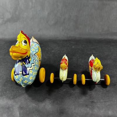 Vintage Tin Litho | Ducky Ducklings | Wyandotte Toys