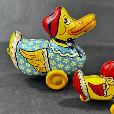 Vintage Tin Litho | Ducky Ducklings | Wyandotte Toys