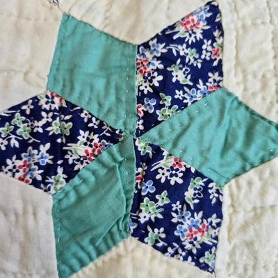 Vintage handmade star pattern quilt -