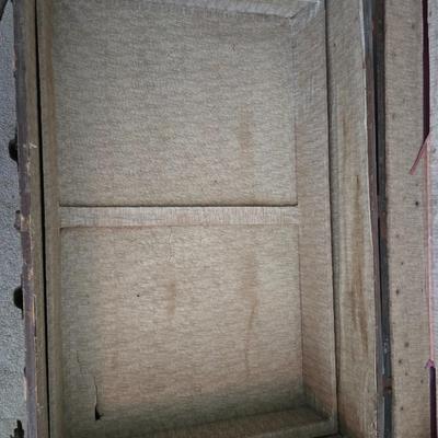 Antique steamer trunk with inside tray