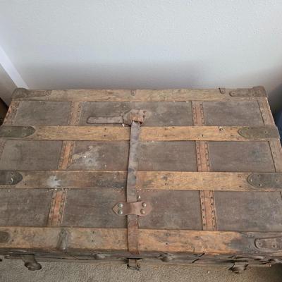 Antique steamer trunk with inside tray
