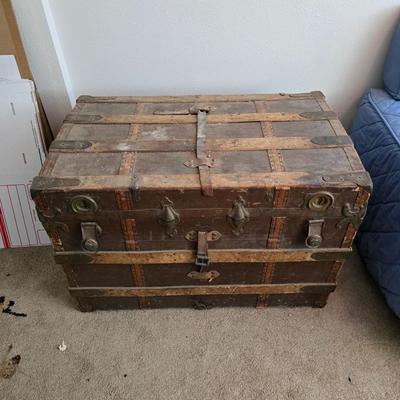 Antique steamer trunk with inside tray