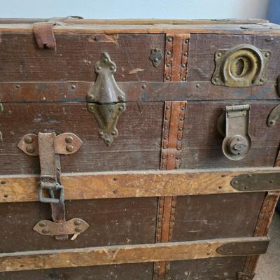 Antique steamer trunk with inside tray