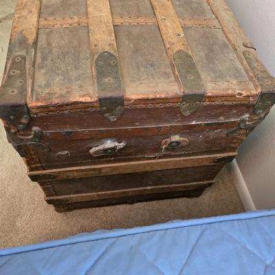 Antique steamer trunk with inside tray