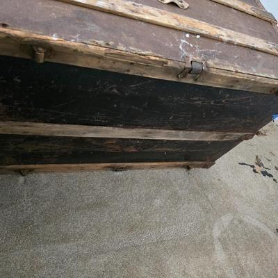 Antique steamer trunk with inside tray