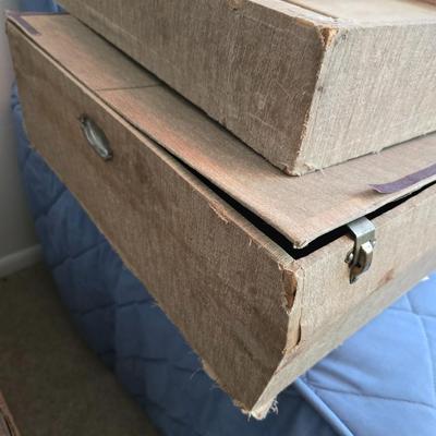 Antique steamer trunk with inside tray