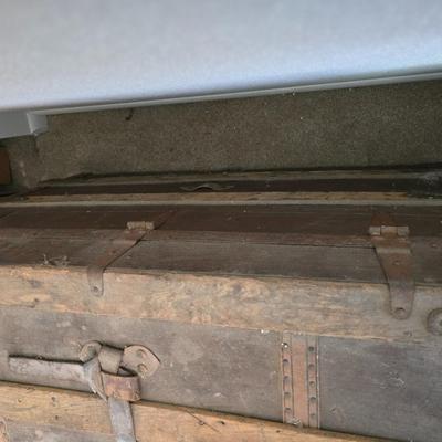Antique steamer trunk with inside tray
