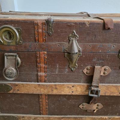 Antique steamer trunk with inside tray