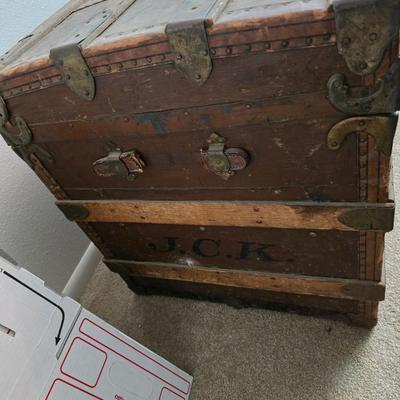 Antique steamer trunk with inside tray