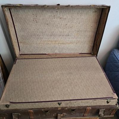 Antique steamer trunk with inside tray