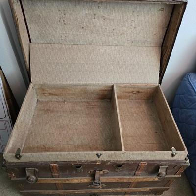 Antique steamer trunk with inside tray