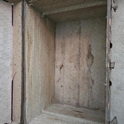 Antique steamer trunk with inside tray