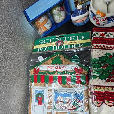 Small Christmas Decorations - Mostly Kitchen decor & mugs and Dishware Christmas items