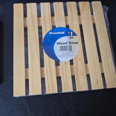 New Gotham Titanium & Ceramic 9.5" deep square pan with new trivet and small cookbook GREAT GFT IDEA!