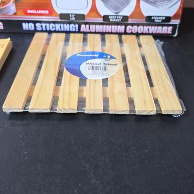 New Gotham Titanium & Ceramic 9.5" deep square pan with new trivet and small cookbook GREAT GFT IDEA!