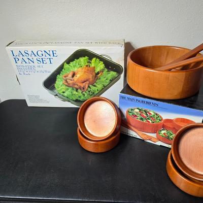 Brand new Lasgne Pan set with a beautiful wooden Main ingredients 7-piece salad bowl set