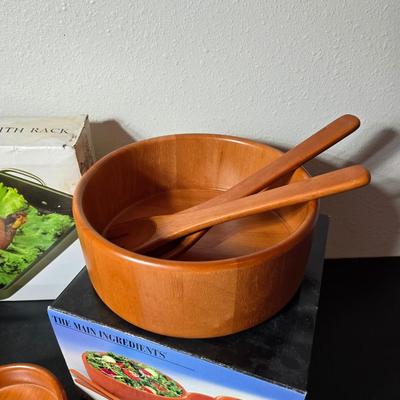 Brand new Lasgne Pan set with a beautiful wooden Main ingredients 7-piece salad bowl set