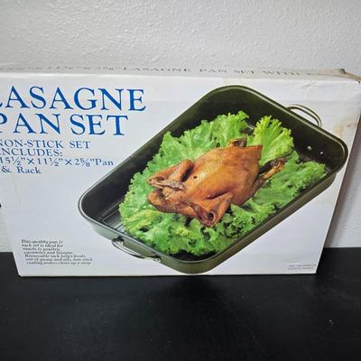 Brand new Lasgne Pan set with a beautiful wooden Main ingredients 7-piece salad bowl set