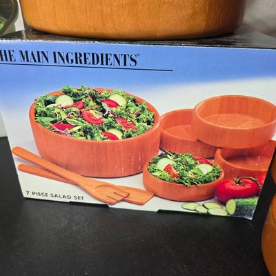 Brand new Lasgne Pan set with a beautiful wooden Main ingredients 7-piece salad bowl set