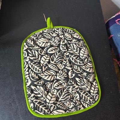 Brand new Calphalon 1 1/2 qt. Windsor saucepan G1701 With new hot pad GREAT GIFT IDEA!