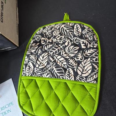 Brand new Calphalon 1 1/2 qt. Windsor saucepan G1701 With new hot pad GREAT GIFT IDEA!