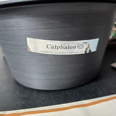 Brand new Calphalon 1 1/2 qt. Windsor saucepan G1701 With new hot pad GREAT GIFT IDEA!