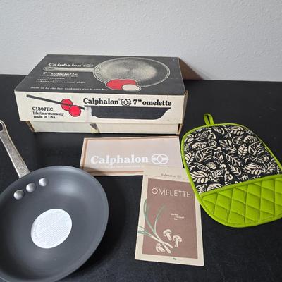 Brand New Calaphalon 7" Omelette frying pan G1307HC with new hot pad GREAT GIFT IDEA!
