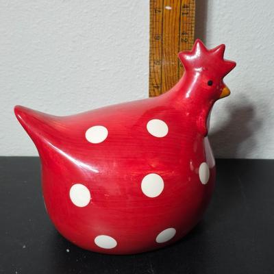 Set of two La Dolce Vita Hen House Collection ceramic chicken figurines, GREAT GIFT IDEA!
