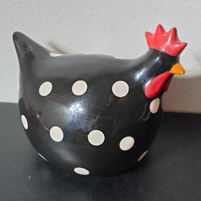 Set of two La Dolce Vita Hen House Collection ceramic chicken figurines, GREAT GIFT IDEA!