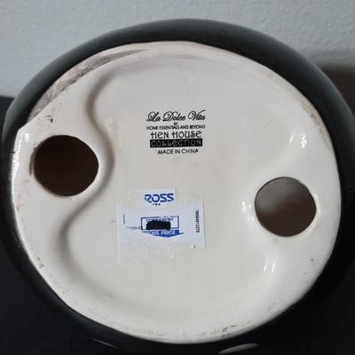 Set of two La Dolce Vita Hen House Collection ceramic chicken figurines, GREAT GIFT IDEA!