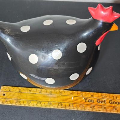 Set of two La Dolce Vita Hen House Collection ceramic chicken figurines, GREAT GIFT IDEA!