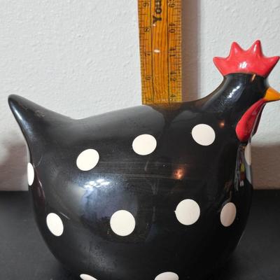 Set of two La Dolce Vita Hen House Collection ceramic chicken figurines, GREAT GIFT IDEA!