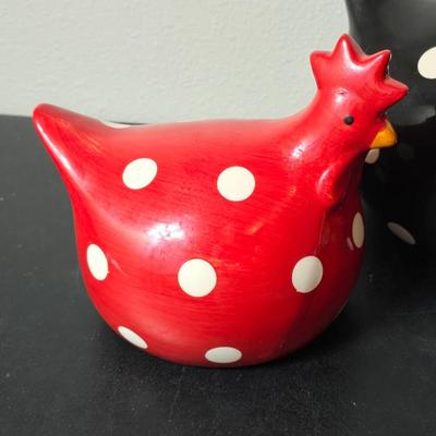 Set of two La Dolce Vita Hen House Collection ceramic chicken figurines, GREAT GIFT IDEA!