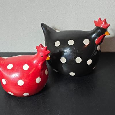 Set of two La Dolce Vita Hen House Collection ceramic chicken figurines, GREAT GIFT IDEA!