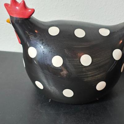 Set of two La Dolce Vita Hen House Collection ceramic chicken figurines, GREAT GIFT IDEA!