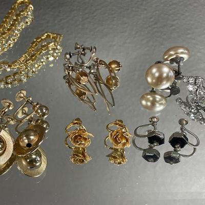 Vintage screw back earrings