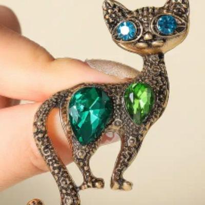 Cat brooch