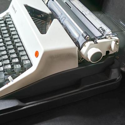 Nice! Olympia SM9 typewriter, a portable manual portable typewriter produced in West Germany
