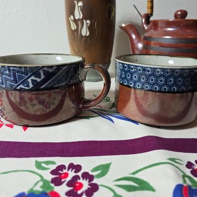 Vintage Otagiri Horizon Japan stoneware teapot with two mugs a Pottery craft vase and a vintage table cloth