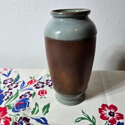 Vintage Otagiri Horizon Japan stoneware teapot with two mugs a Pottery craft vase and a vintage table cloth