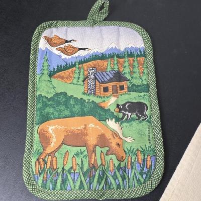 Rachael Ray Enameled Cast Iron Dutch Oven 5-quart capacity pot with Moose themed Wildlife dish towel set