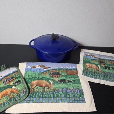 Rachael Ray Enameled Cast Iron Dutch Oven 5-quart capacity pot with Moose themed Wildlife dish towel set