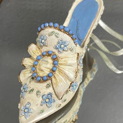 Small purse and shoe decor