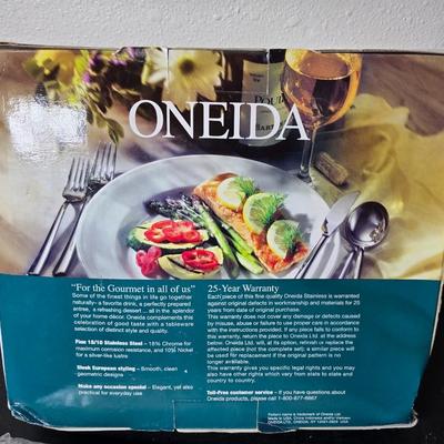 Brand new Oneida 45-Piece Gourmet collection Flatware Set with table cloth